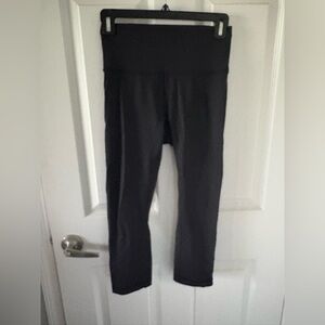 Gently loved women’s Lululemon black cropped yoga pants leggings size 6
